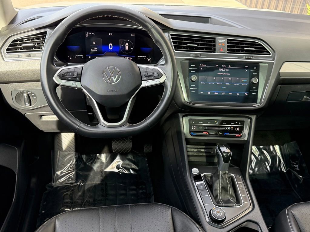 Used 2022 Volkswagen Tiguan SE w/ Panoramic Sunroof Package AWD/4WD image 12