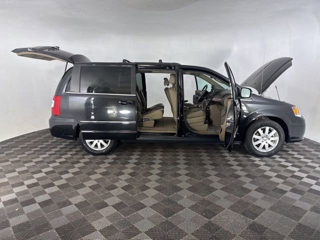 Used 2015 Chrysler Town & Country Touring image 16