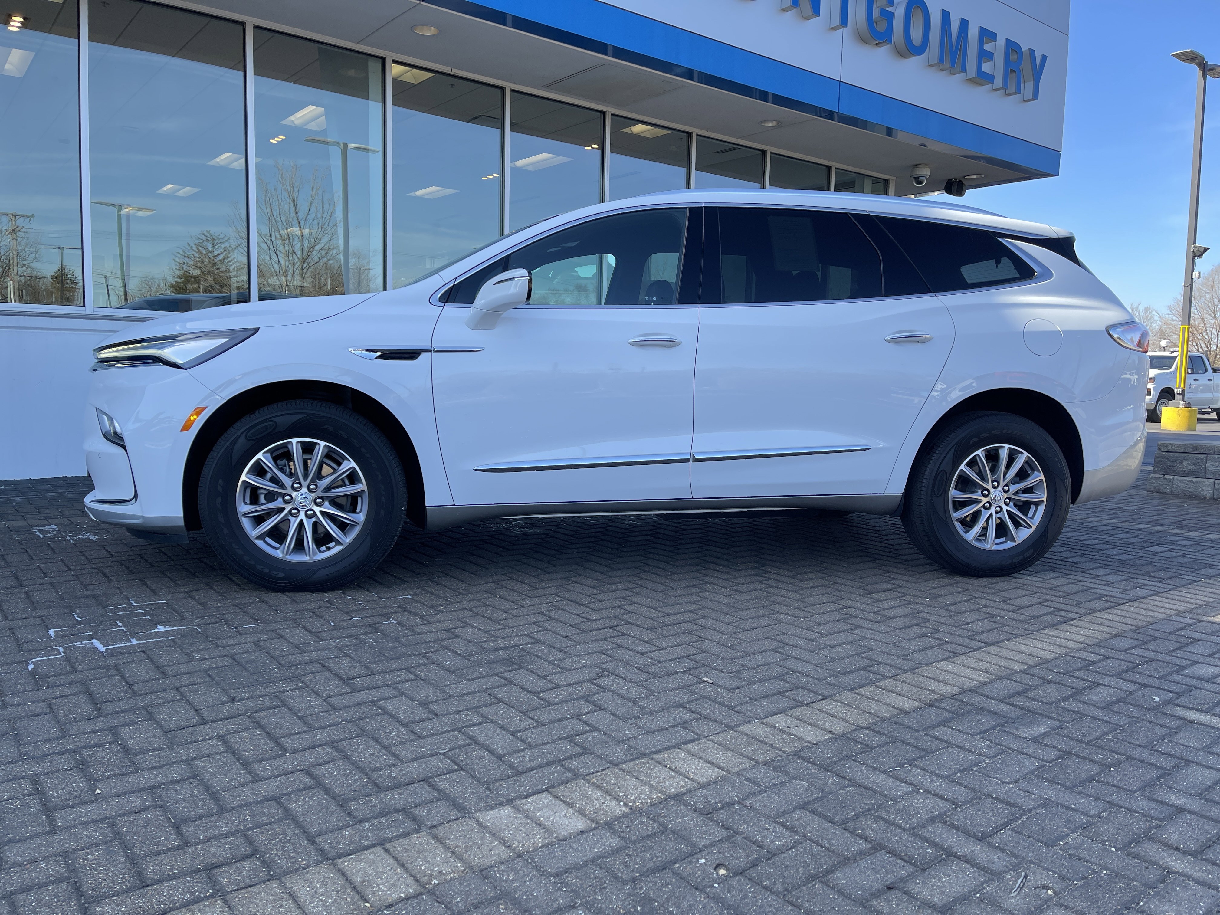 Used 2023 Buick Enclave Essence image 2