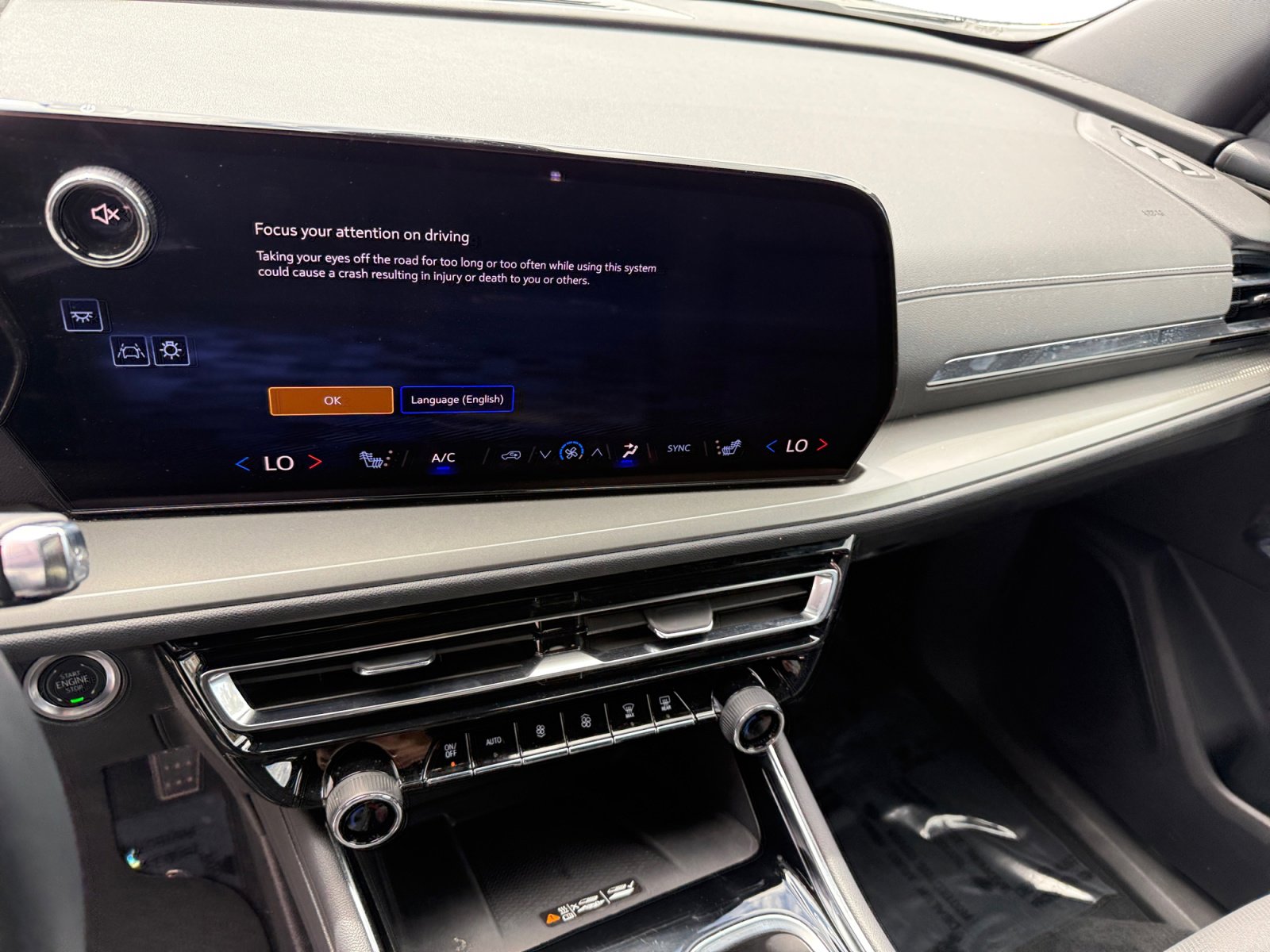 Used 2025 Chevrolet Traverse LT image 12