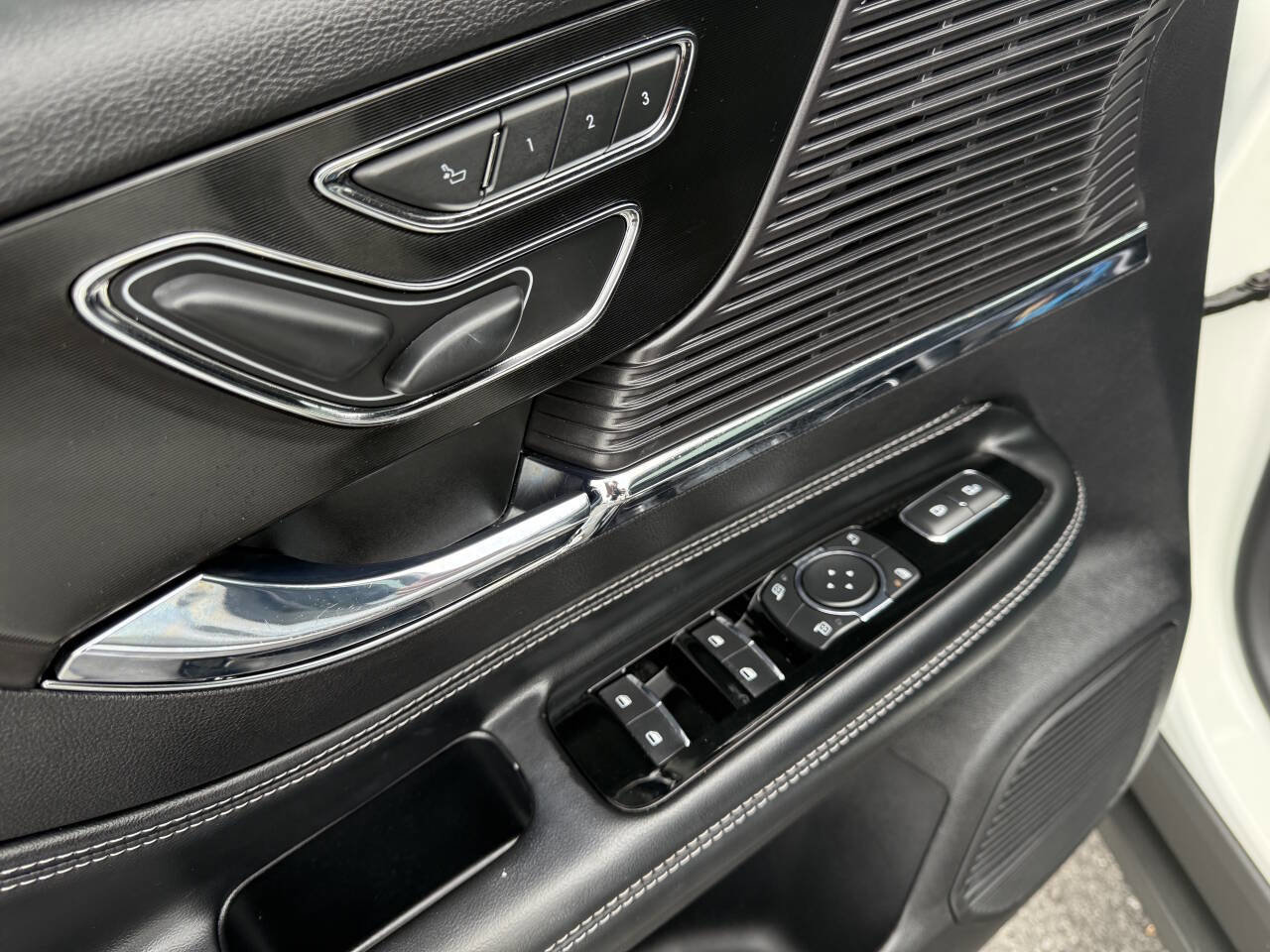 Used 2022 Lincoln Corsair AWD w/ Premium Package image 12