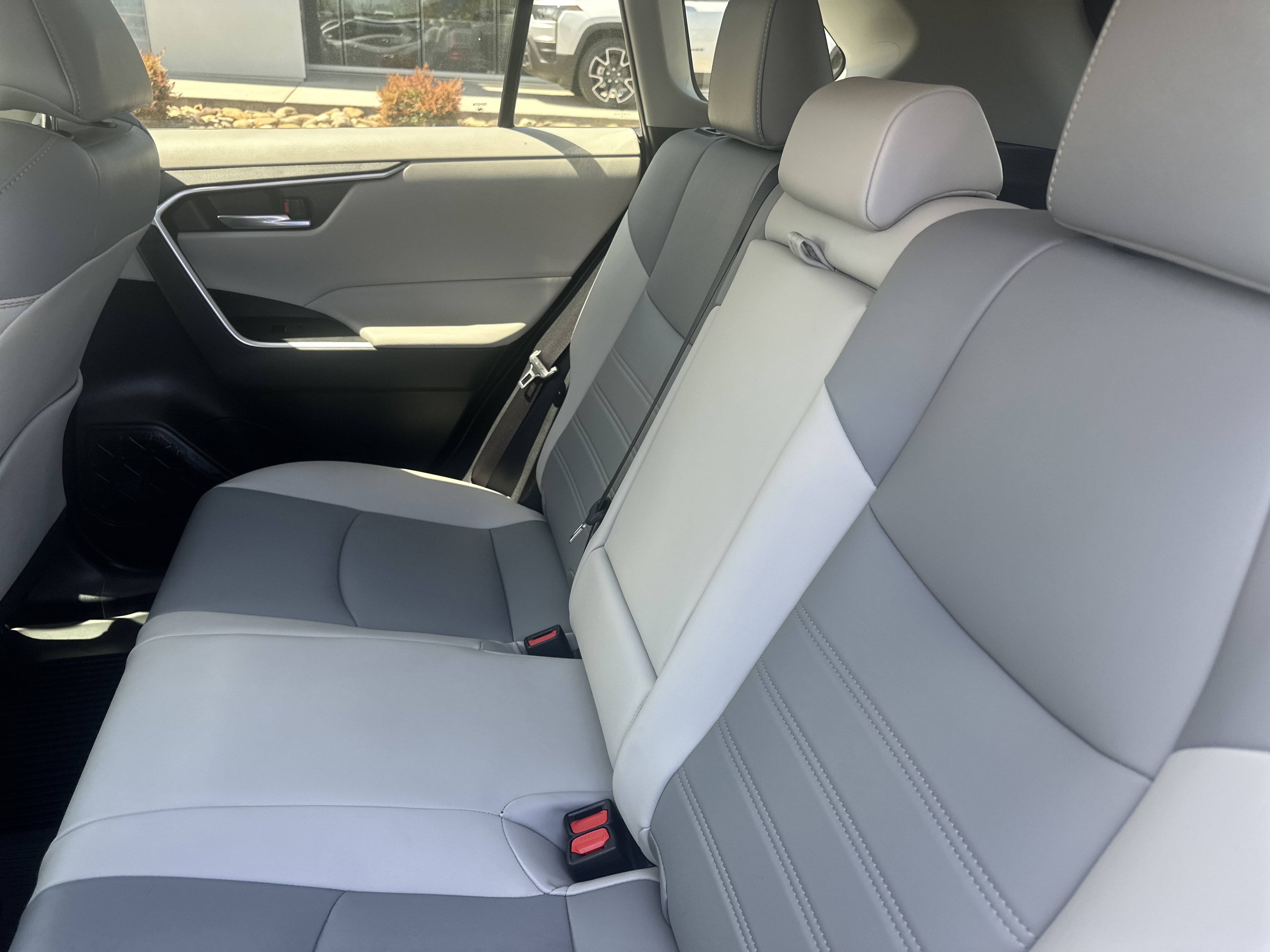 Used 2021 Toyota RAV4 XLE Premium image 19