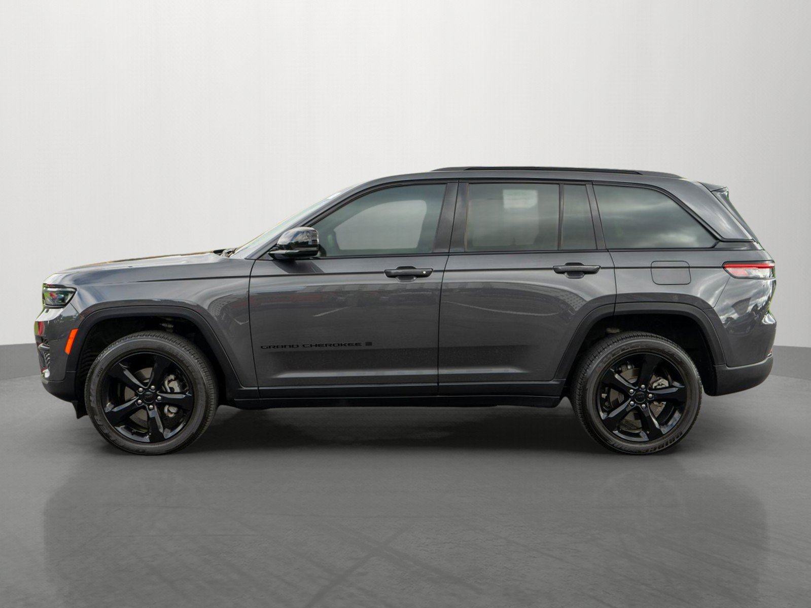 Used 2024 Jeep Grand Cherokee Altitude AWD/4WD image 4
