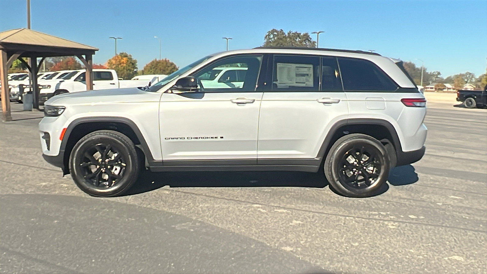 New 2025 Jeep Grand Cherokee Altitude w/ Trailer Tow Package AWD/4WD image 6