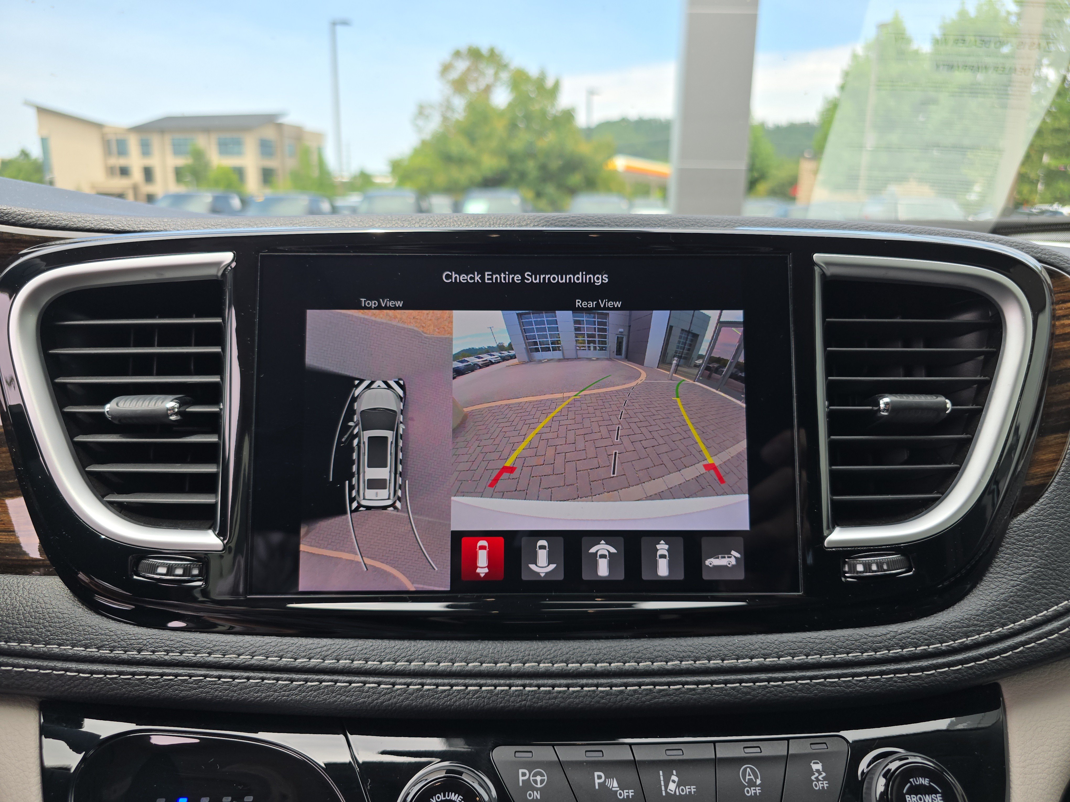 Used 2023 Chrysler Pacifica Limited w/ Uconnect Theater Family Group AWD/4WD image 26