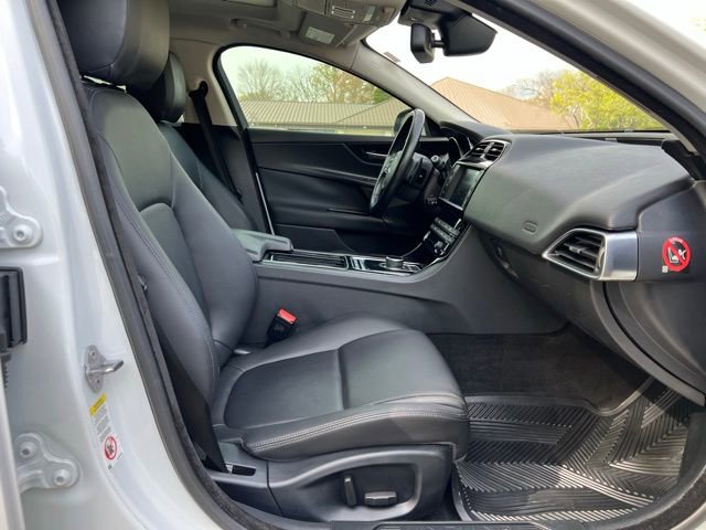 Used 2018 Jaguar XE image 23
