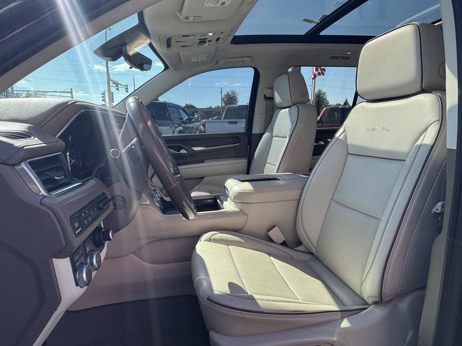 Used 2021 GMC Yukon Denali w/ Denali Premium Package AWD/4WD image 15