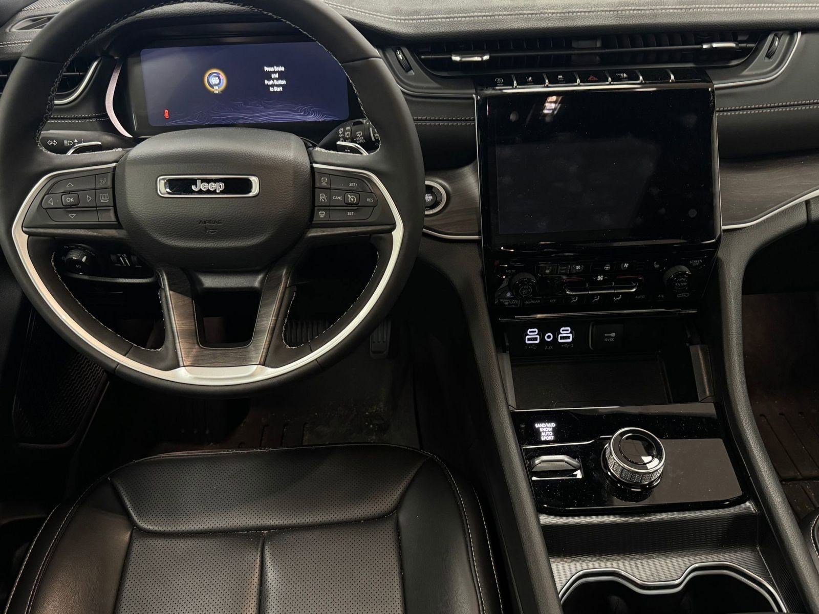 Used 2025 Jeep Grand Cherokee Limited w/ Luxury Tech Group II image 23