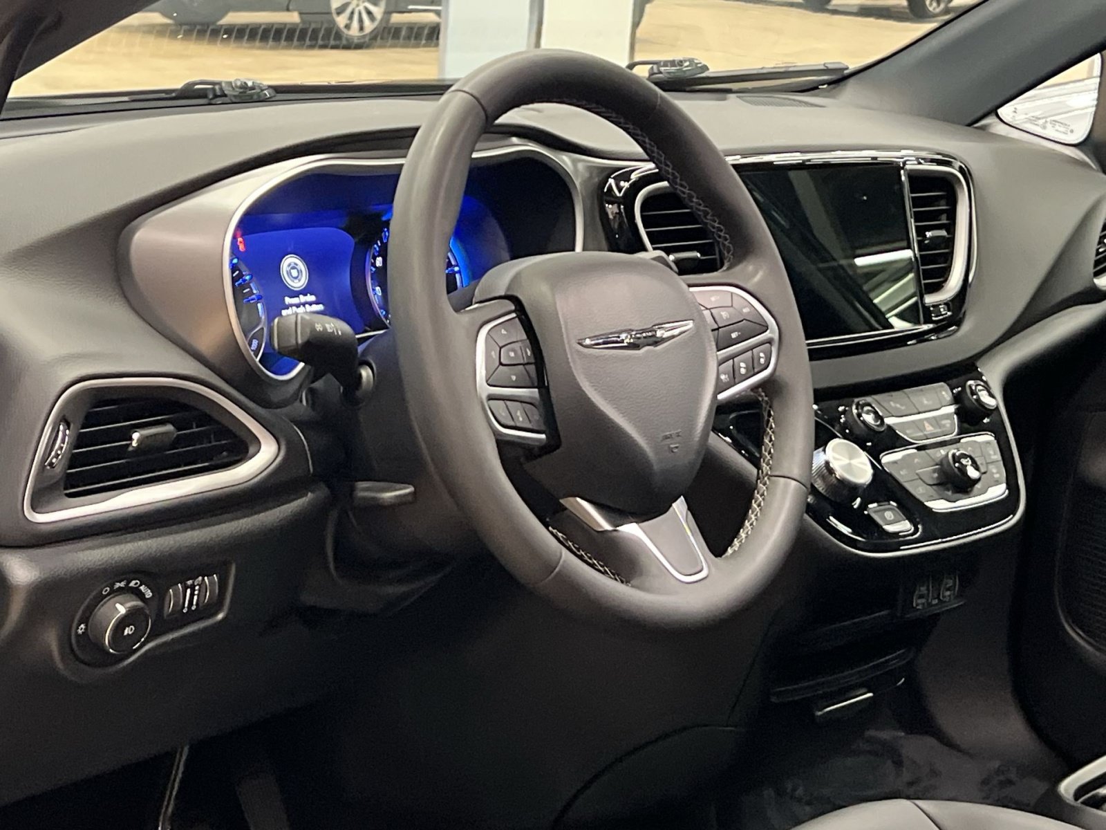 Used 2025 Chrysler Pacifica Select FWD image 14