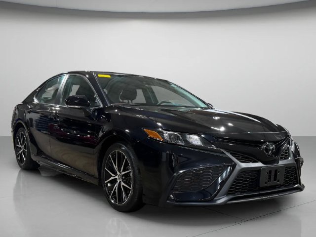 Used 2022 Toyota Camry SE w/ Cold Weather Package