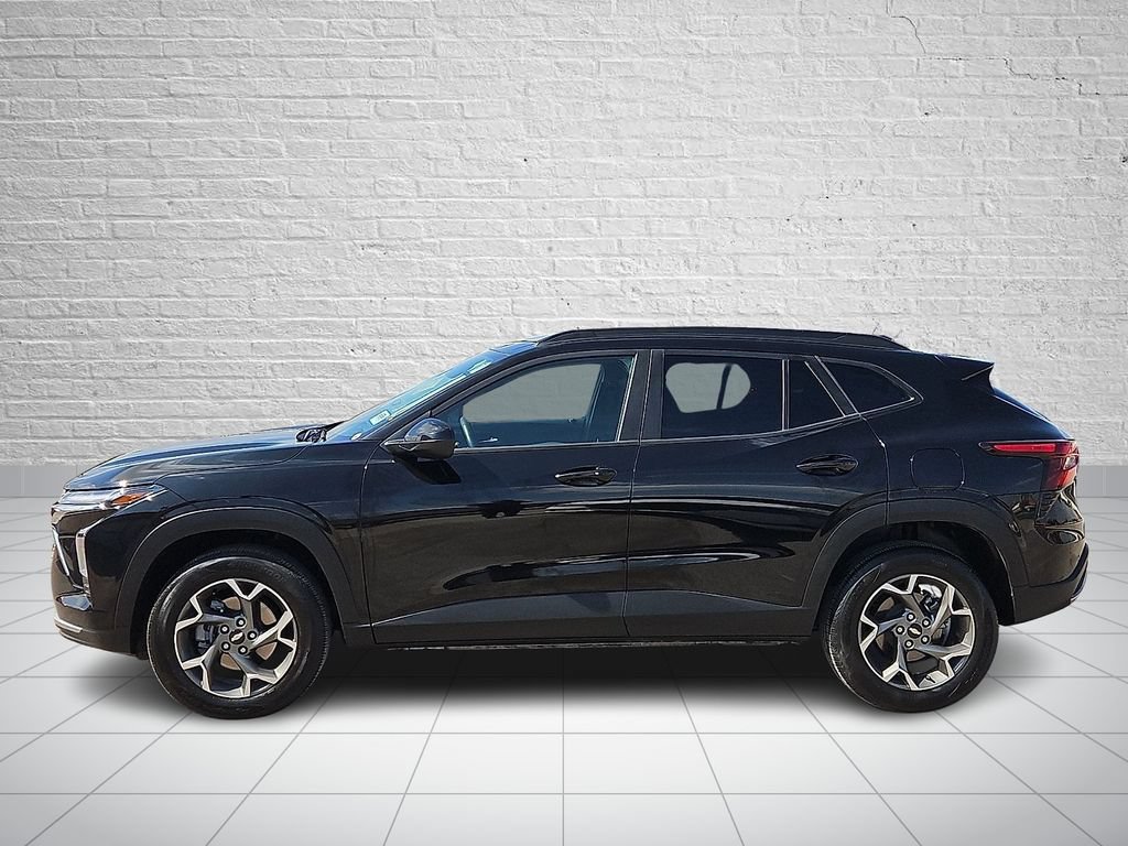 Used 2025 Chevrolet Trax LT w/ Driver Confidence Package FWD image 2