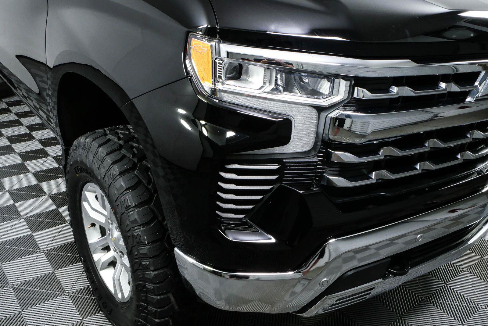 Used 2022 Chevrolet Silverado 1500 LTZ w/ LTZ Convenience Package II AWD/4WD image 35