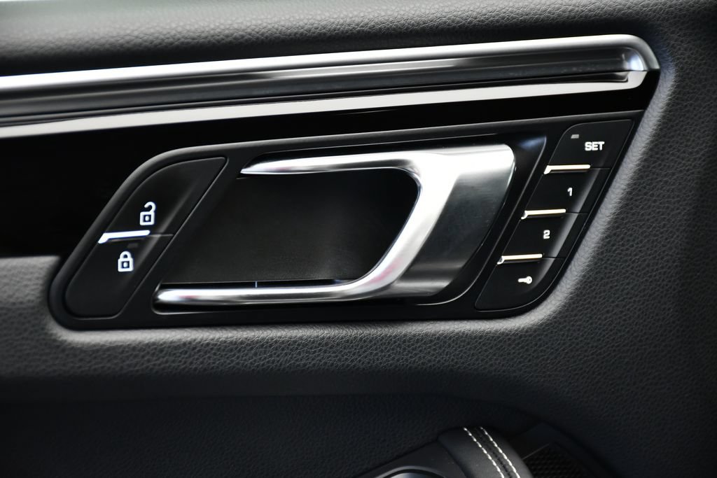 Certified 2024 Porsche Macan AWD/4WD image 33