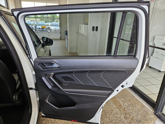 Used 2022 Volkswagen Tiguan SE R-Line AWD/4WD image 17