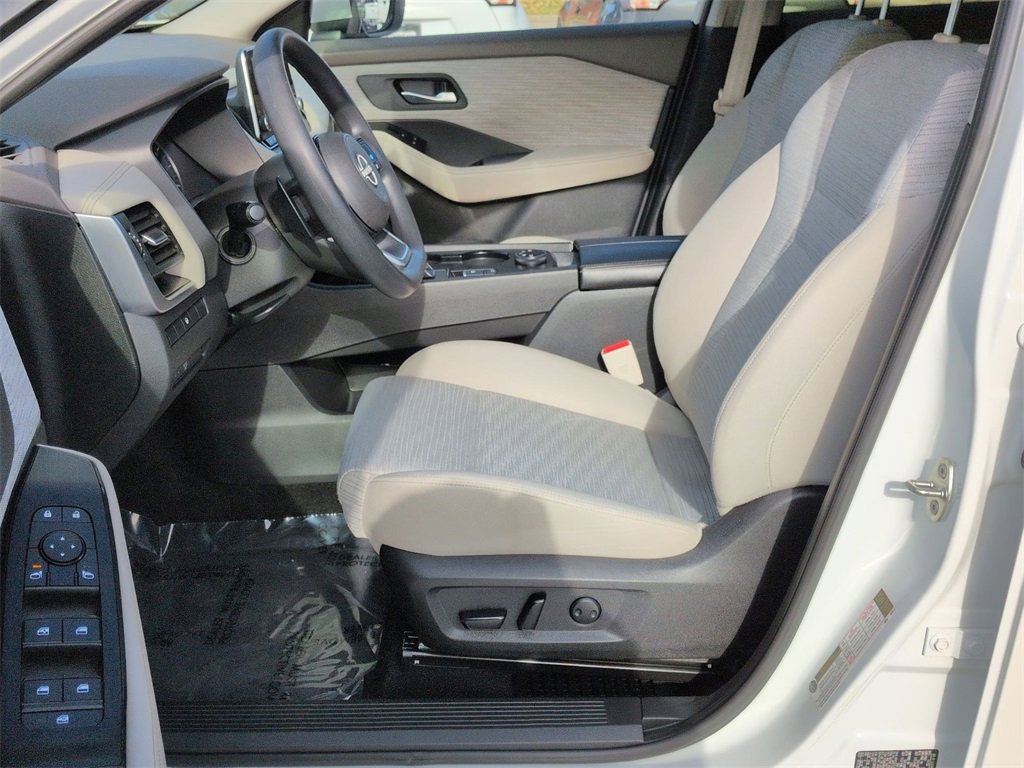 Used 2023 Nissan Rogue SV image 14