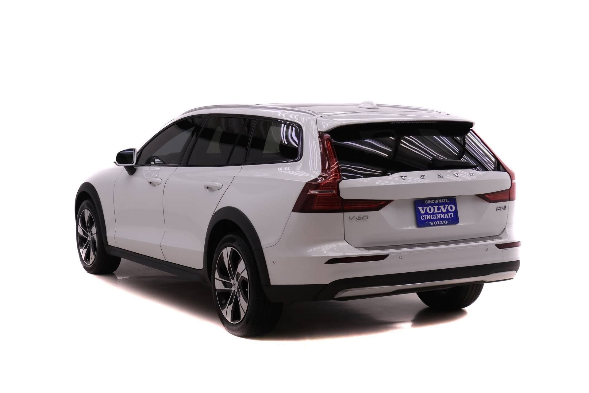 Certified 2023 Volvo V60 B5 Cross Country Plus w/ Climate Package image 5