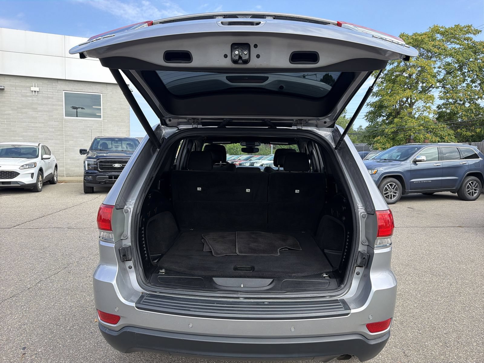 Used 2019 Jeep Grand Cherokee Laredo w/ Security & Convenience Group AWD/4WD image 36