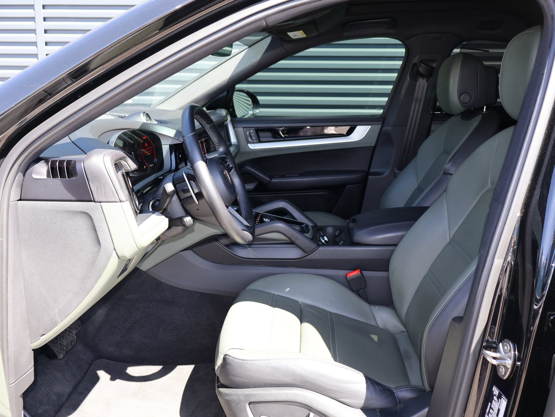 Certified 2024 Porsche Cayenne Coupe AWD/4WD image 5