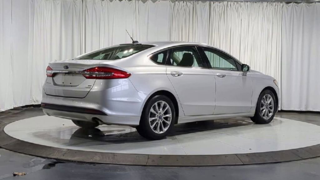 Used 2017 Ford Fusion SE w/ Fusion SE Technology Package image 10