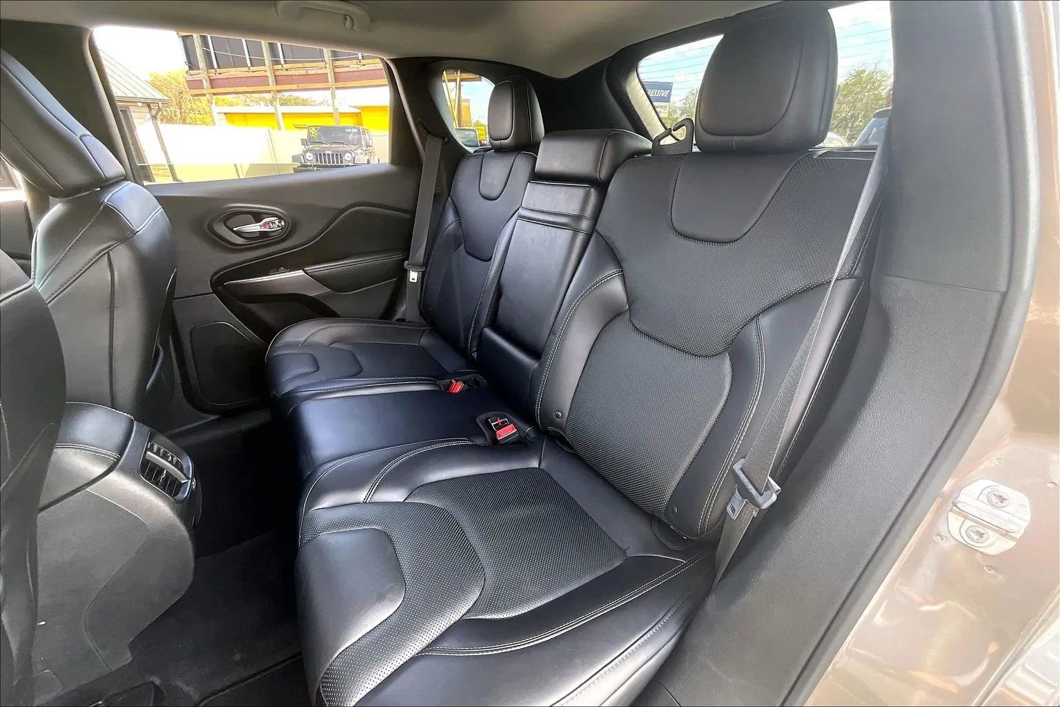 Used 2019 Jeep Cherokee Limited image 27