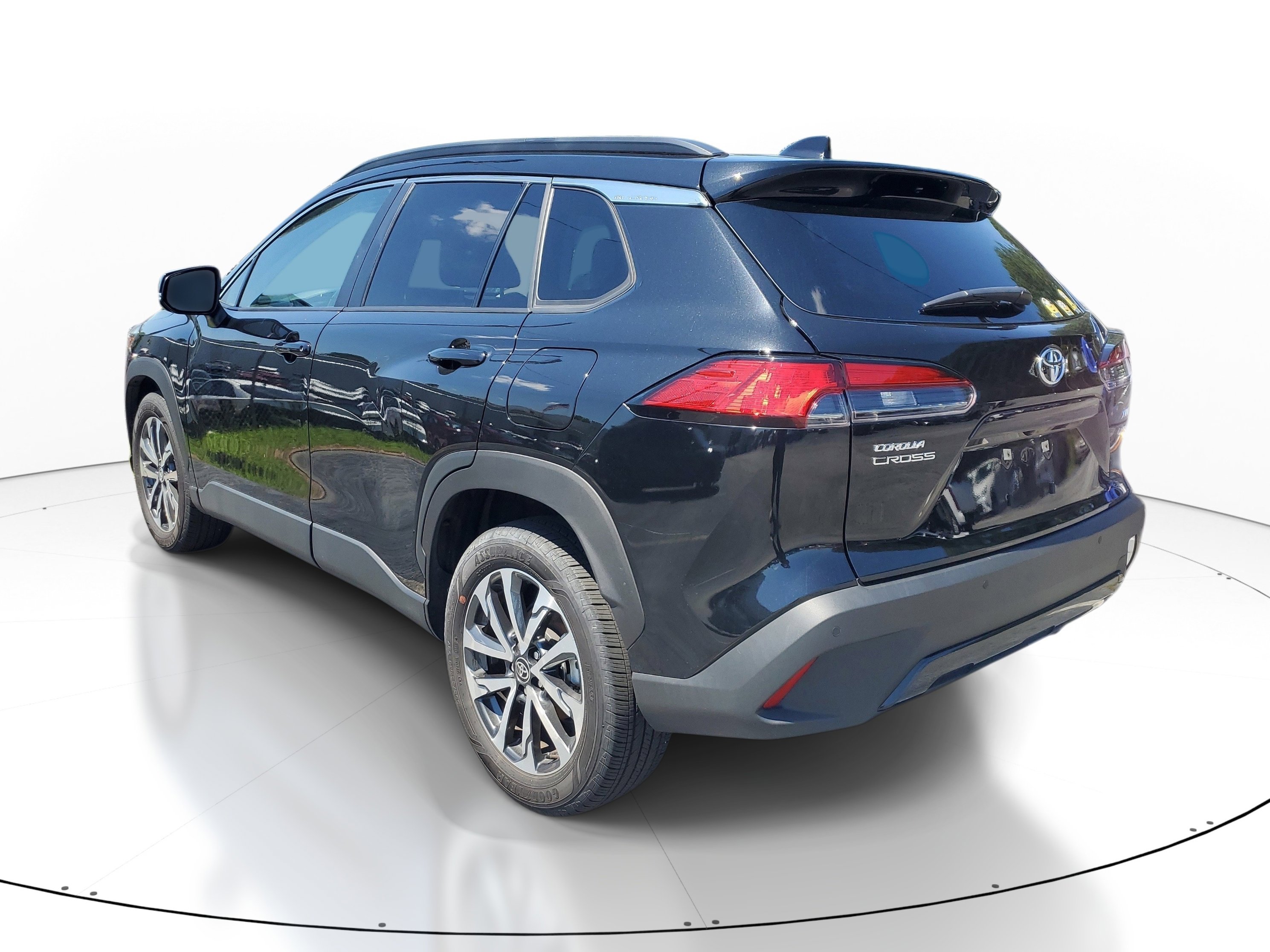 Used 2023 Toyota Corolla Cross XLE AWD/4WD image 4