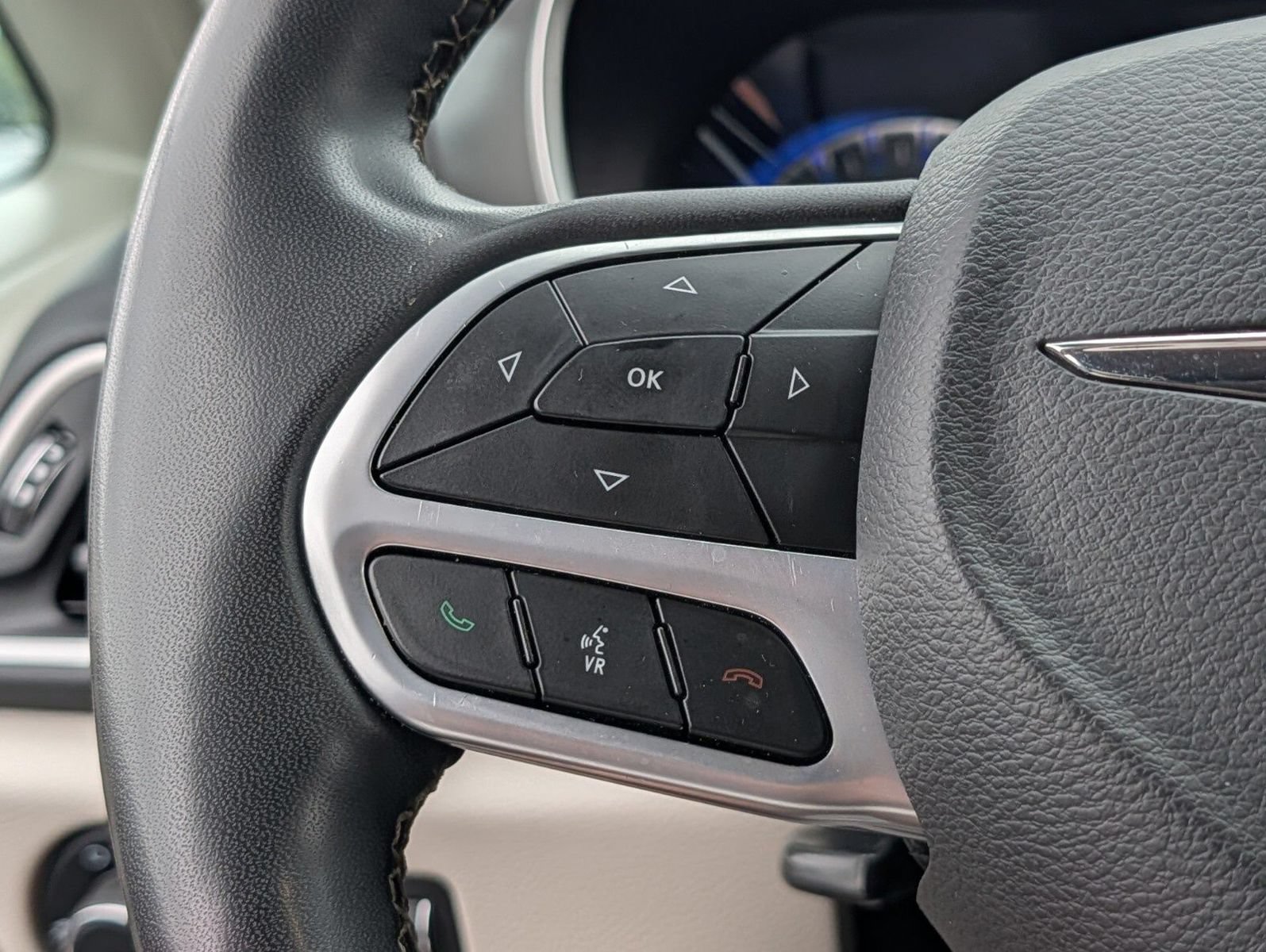 Used 2023 Chrysler Pacifica Touring-L FWD image 28