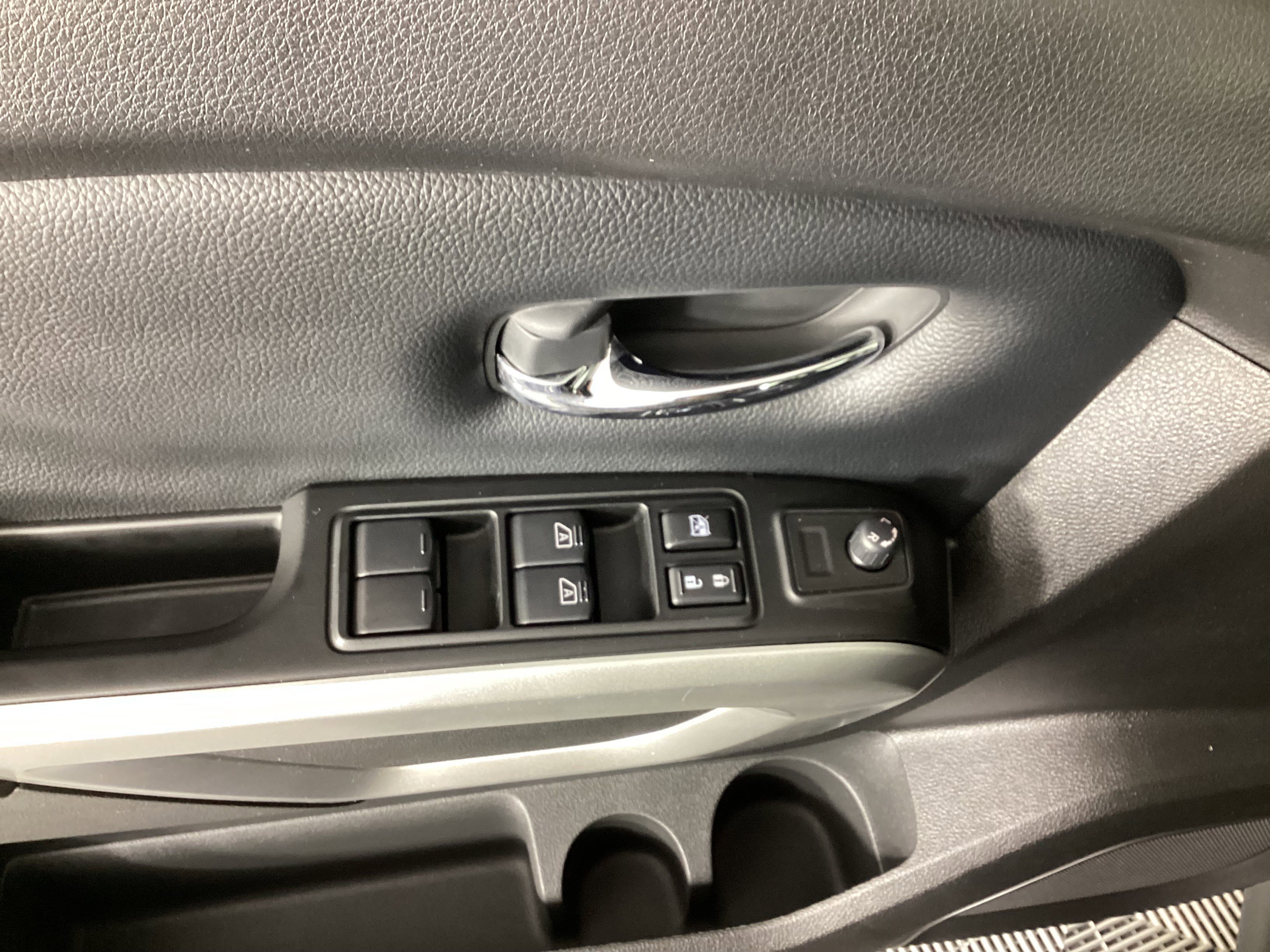 Used 2024 Nissan Titan SV w/ SV Convenience Package image 27