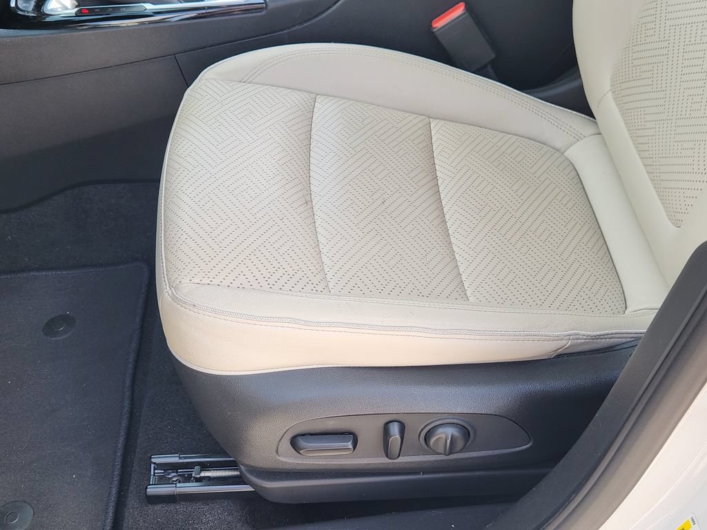 Used 2020 Buick Encore GX Essence w/ Experience Buick Package FWD image 19