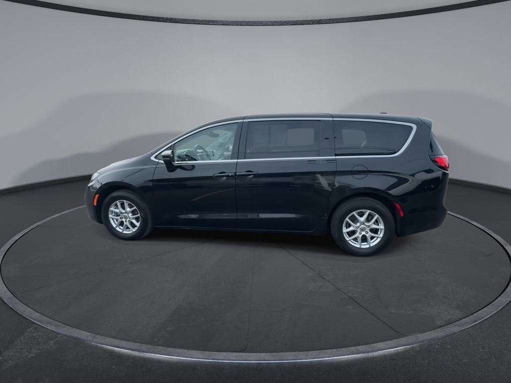 Used 2023 Chrysler Pacifica Touring-L image 5