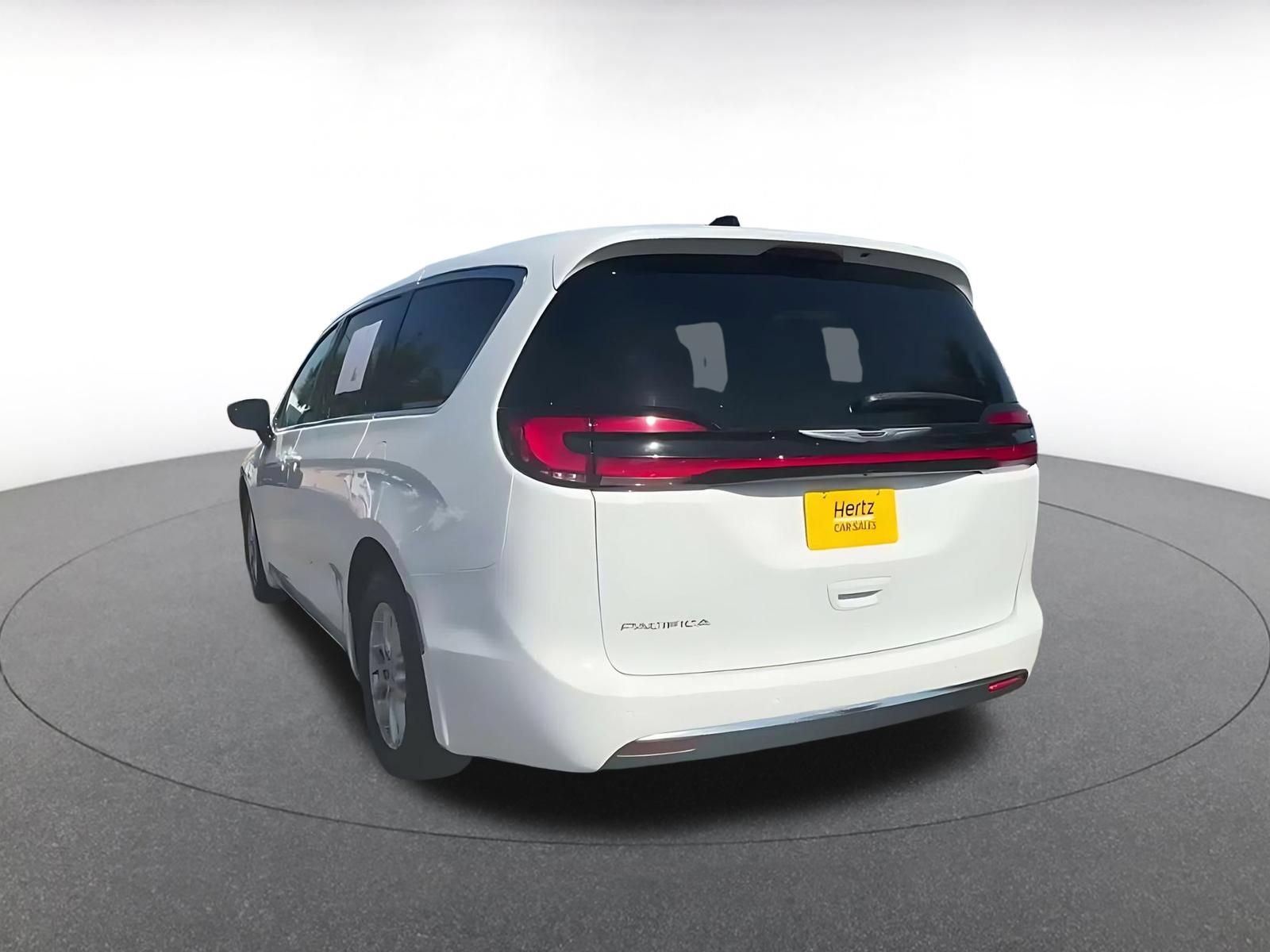 Used 2025 Chrysler Pacifica Select FWD image 10