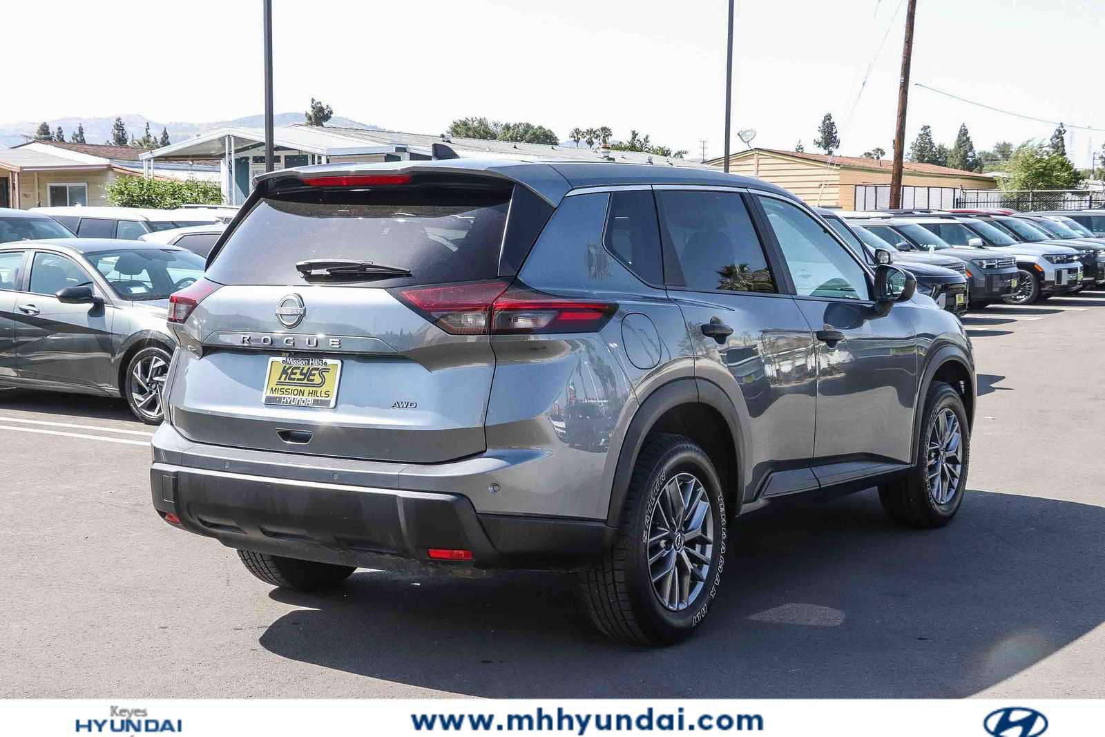 Used 2024 Nissan Rogue S AWD/4WD image 3
