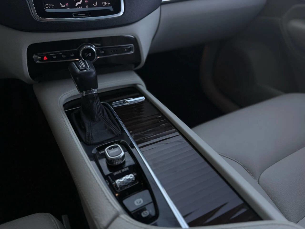 Used 2016 Volvo XC90 T6 Momentum w/ Momentum Plus Package image 22