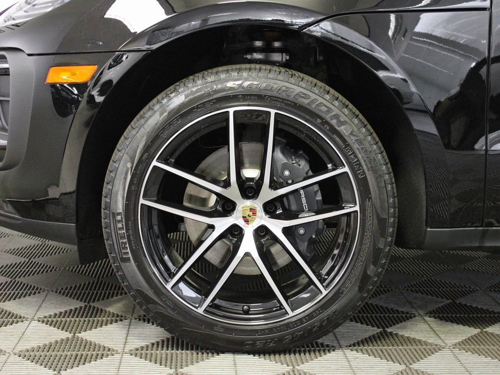 Certified 2025 Porsche Macan image 38