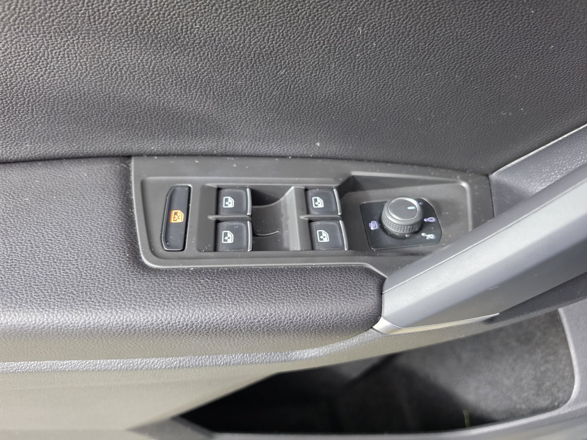 Used 2020 Volkswagen Tiguan SE R-Line FWD image 10