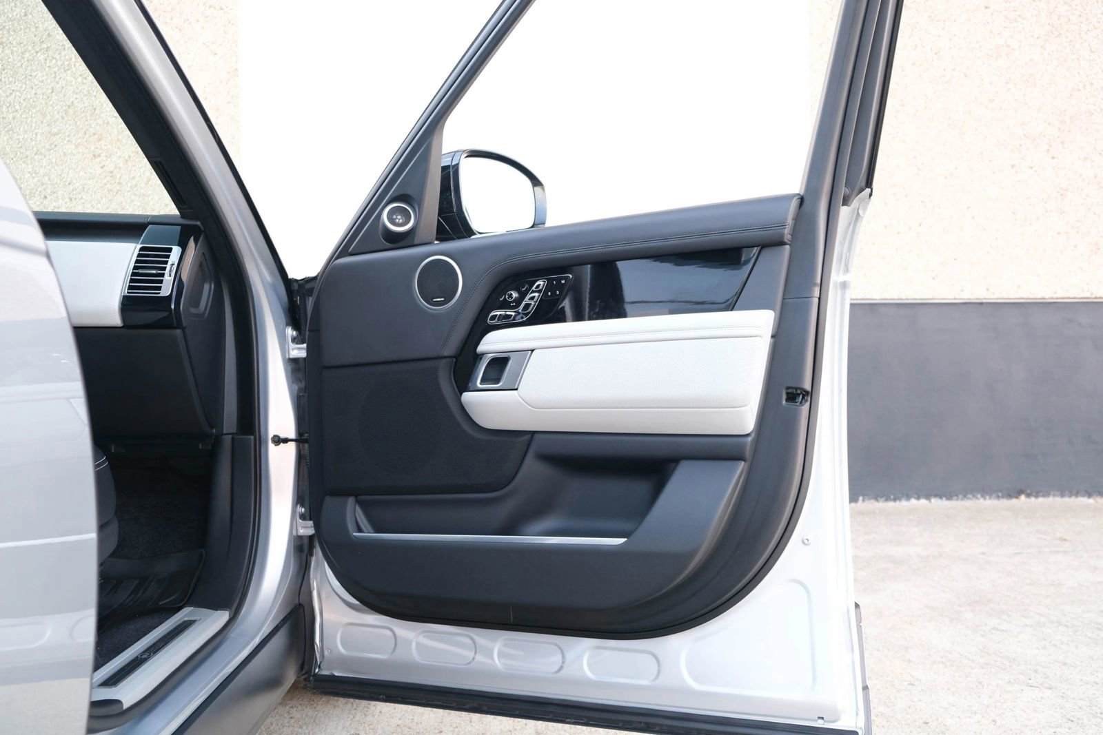 Used 2020 Land Rover Range Rover SV Autobiography Dynamic image 33