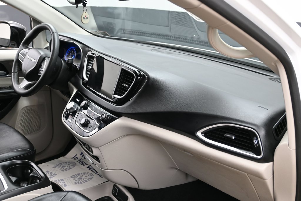 Used 2024 Chrysler Pacifica Touring-L FWD image 26