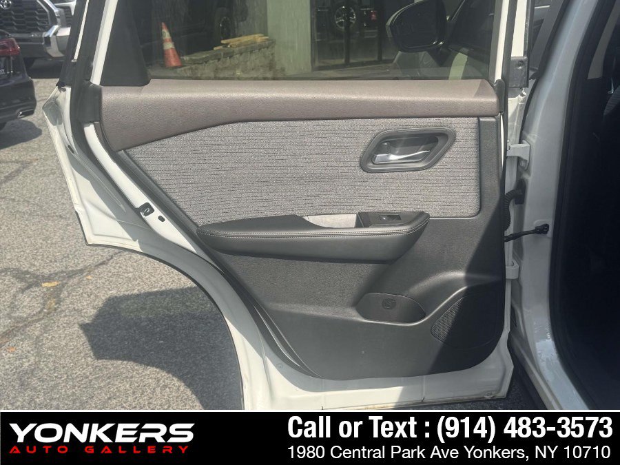 Used 2023 Nissan Rogue SV AWD/4WD image 5