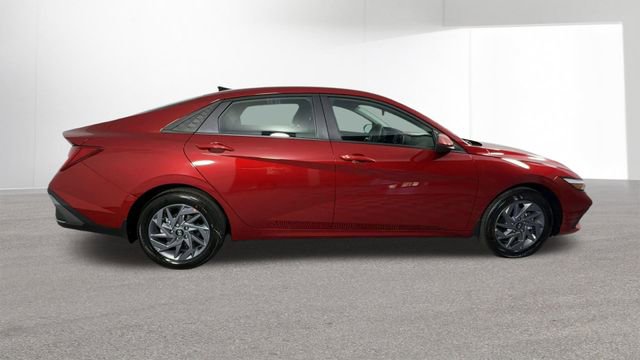 Used 2025 Hyundai Elantra Blue FWD image 10