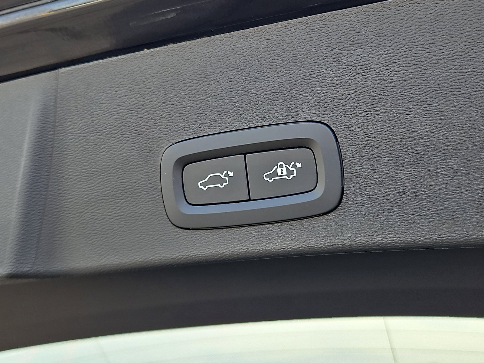 Certified 2023 Volvo XC40 B5 Plus w/ Climate Package image 30
