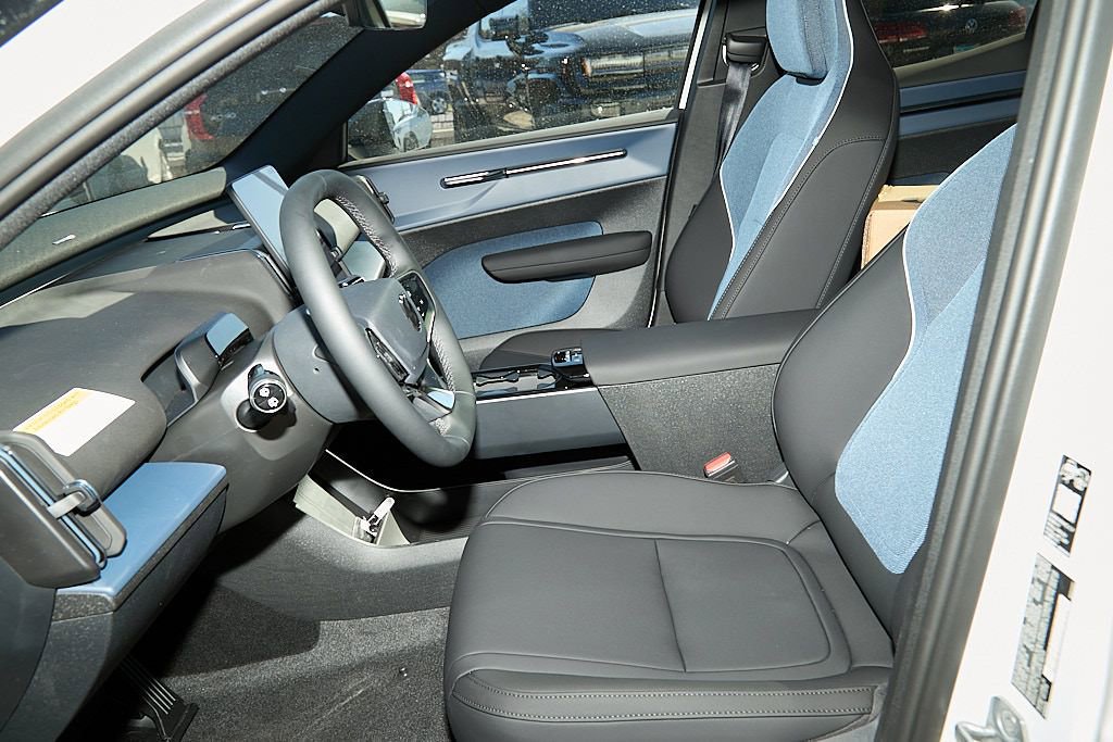 New 2026 Volvo EX30 Ultra w/ Protection Package Premier image 16