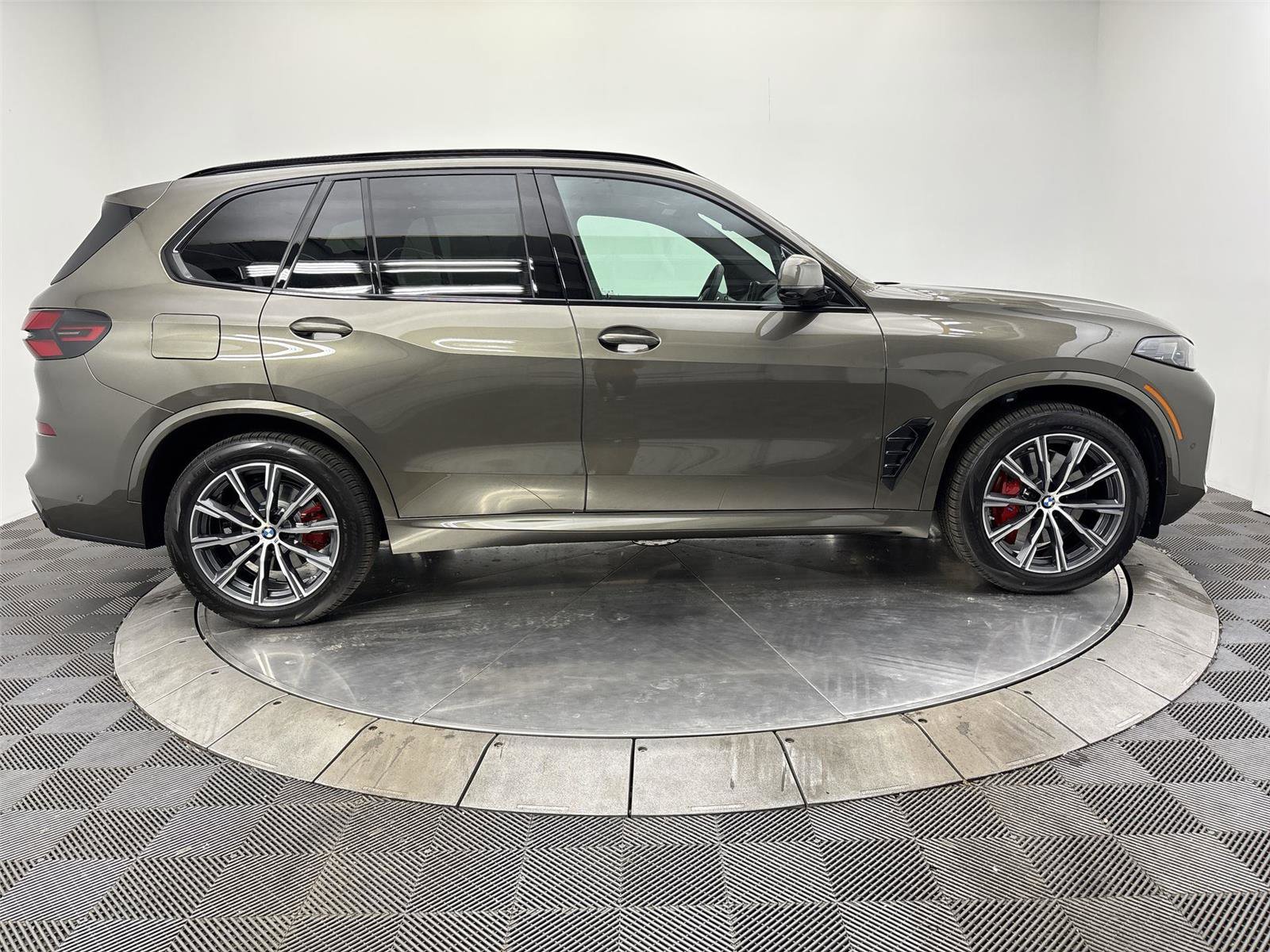 New 2026 BMW X5 xDrive40i w/ M Sport Package AWD/4WD image 17