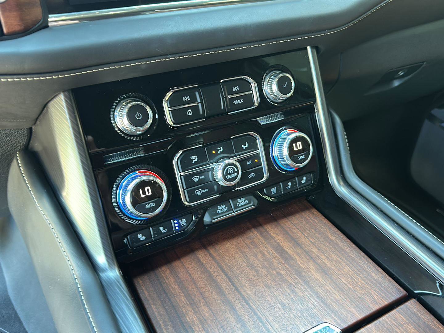 Used 2023 GMC Yukon Denali Ultimate AWD/4WD image 18