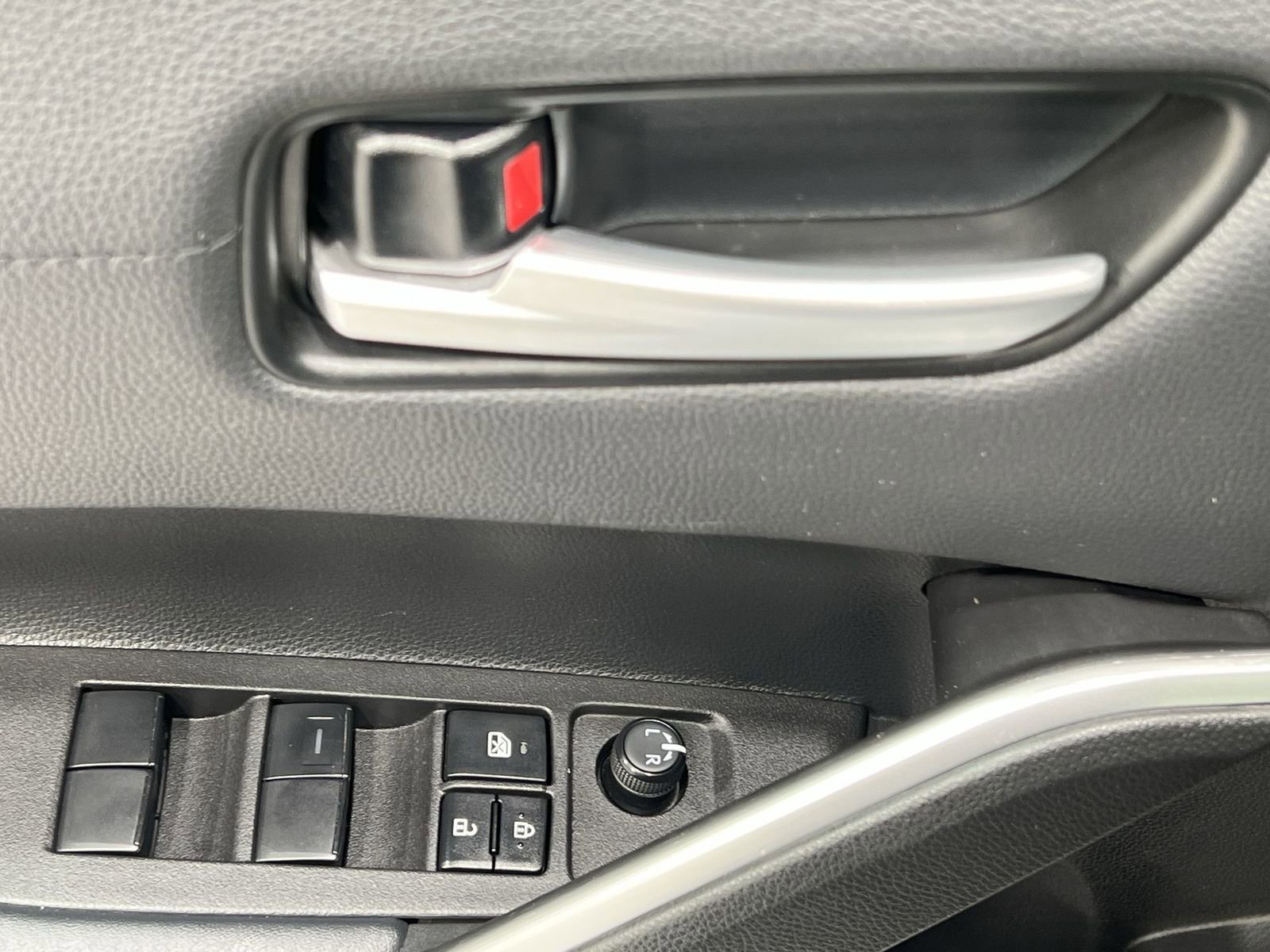 Used 2022 Toyota Corolla Cross XLE image 13