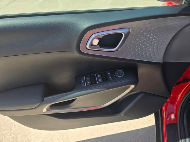 Used 2025 Kia Soul LX w/ LX Technology Package FWD image 22