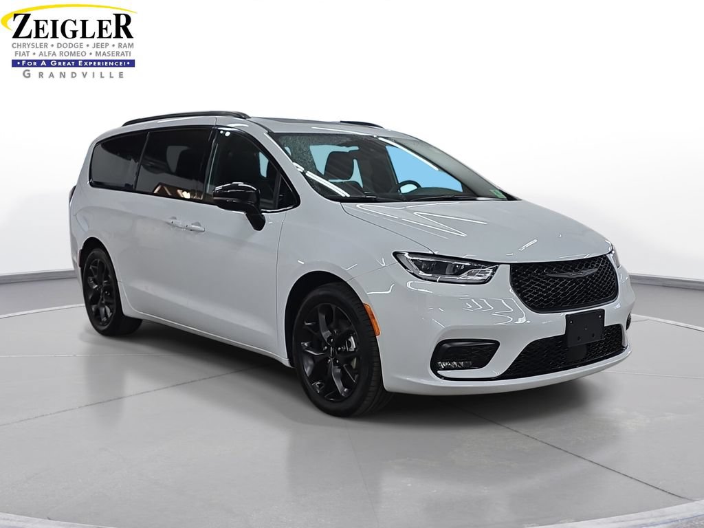 Certified 2025 Chrysler Pacifica Limited FWD image 3
