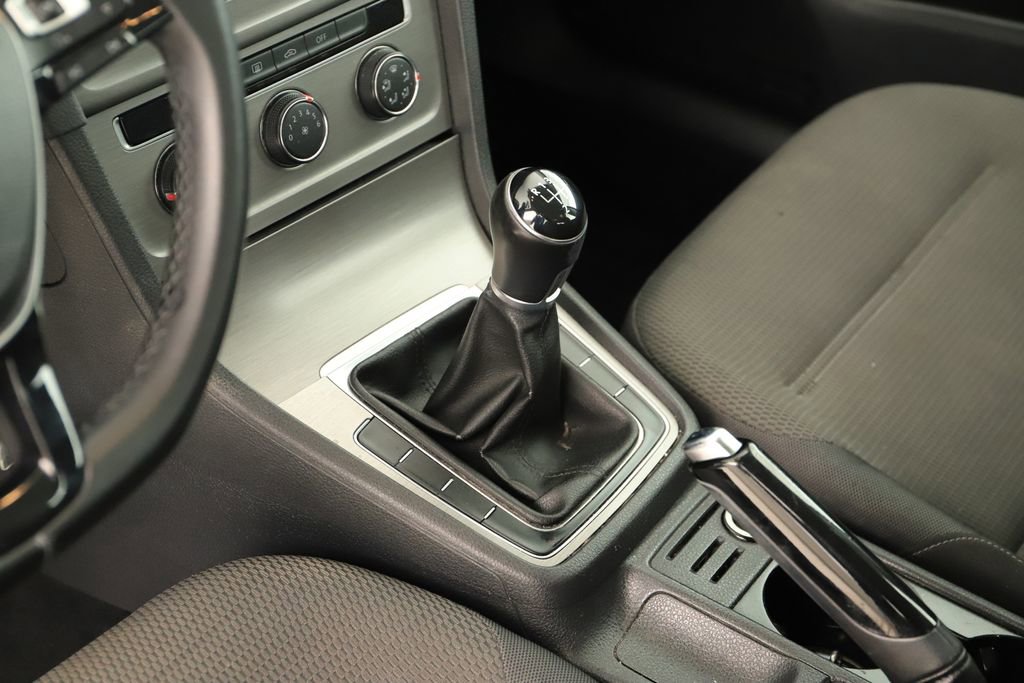 Used 2017 Volkswagen Golf S image 17