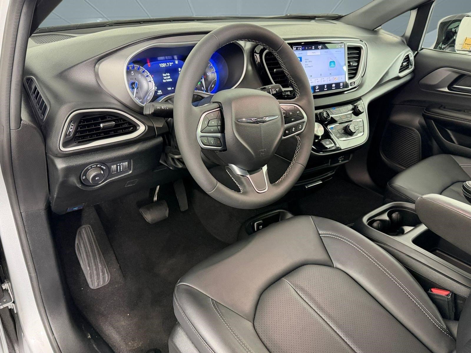 Used 2026 Chrysler Pacifica Select image 22