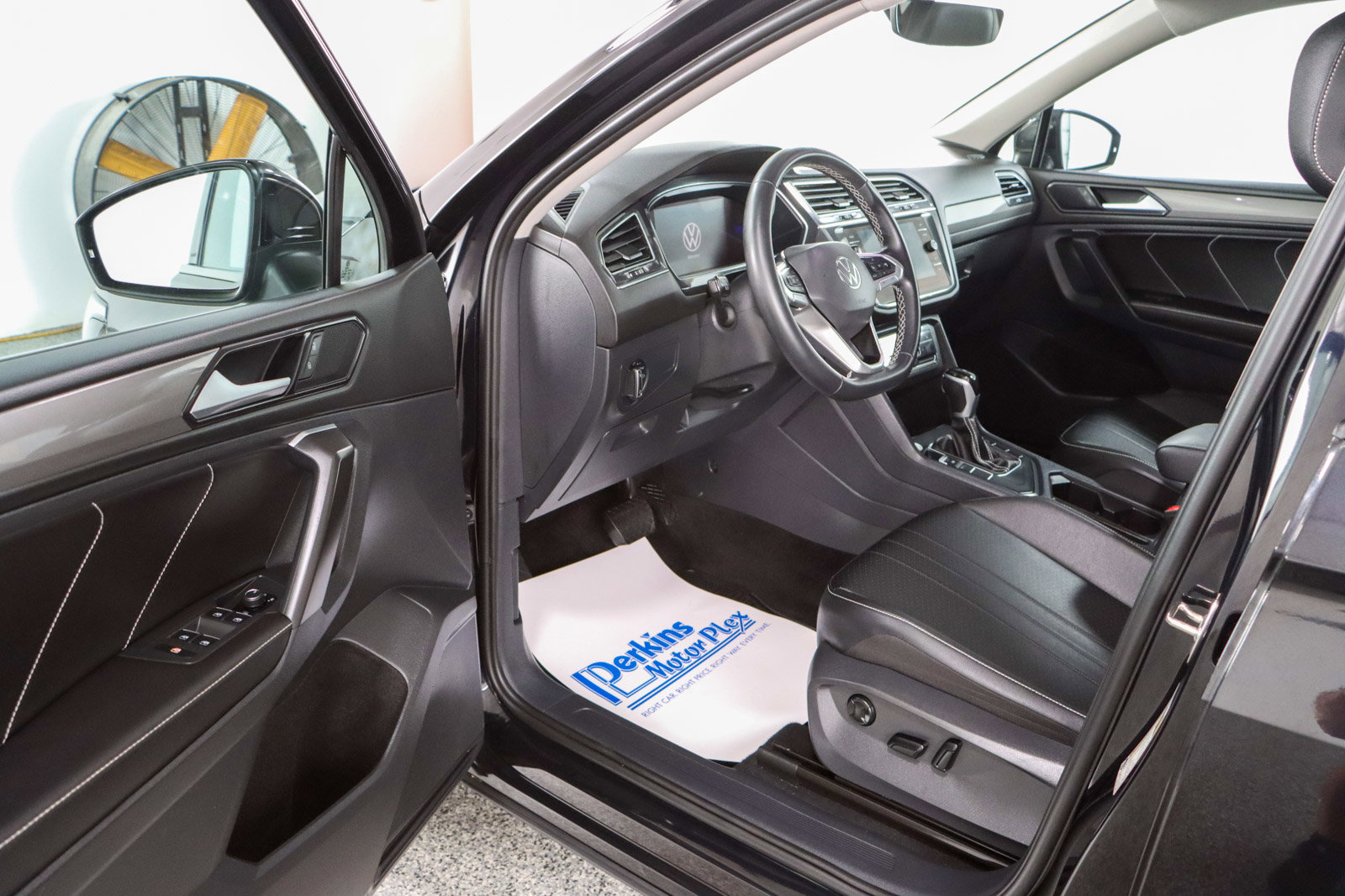Used 2023 Volkswagen Tiguan SE FWD image 3