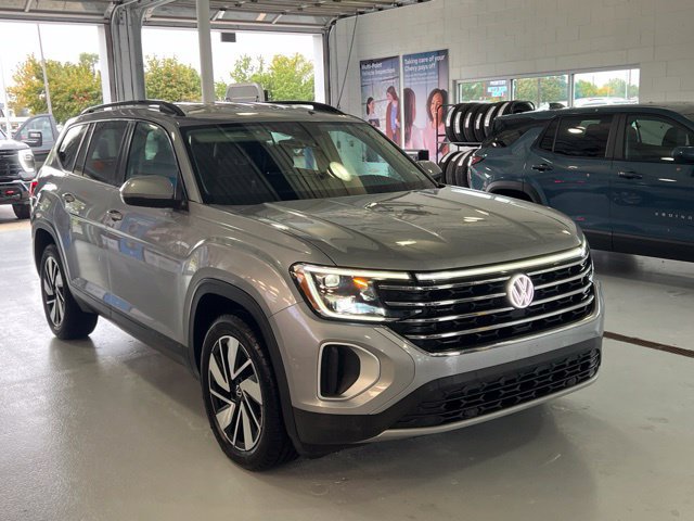 Used 2025 Volkswagen Atlas SE AWD/4WD image 2