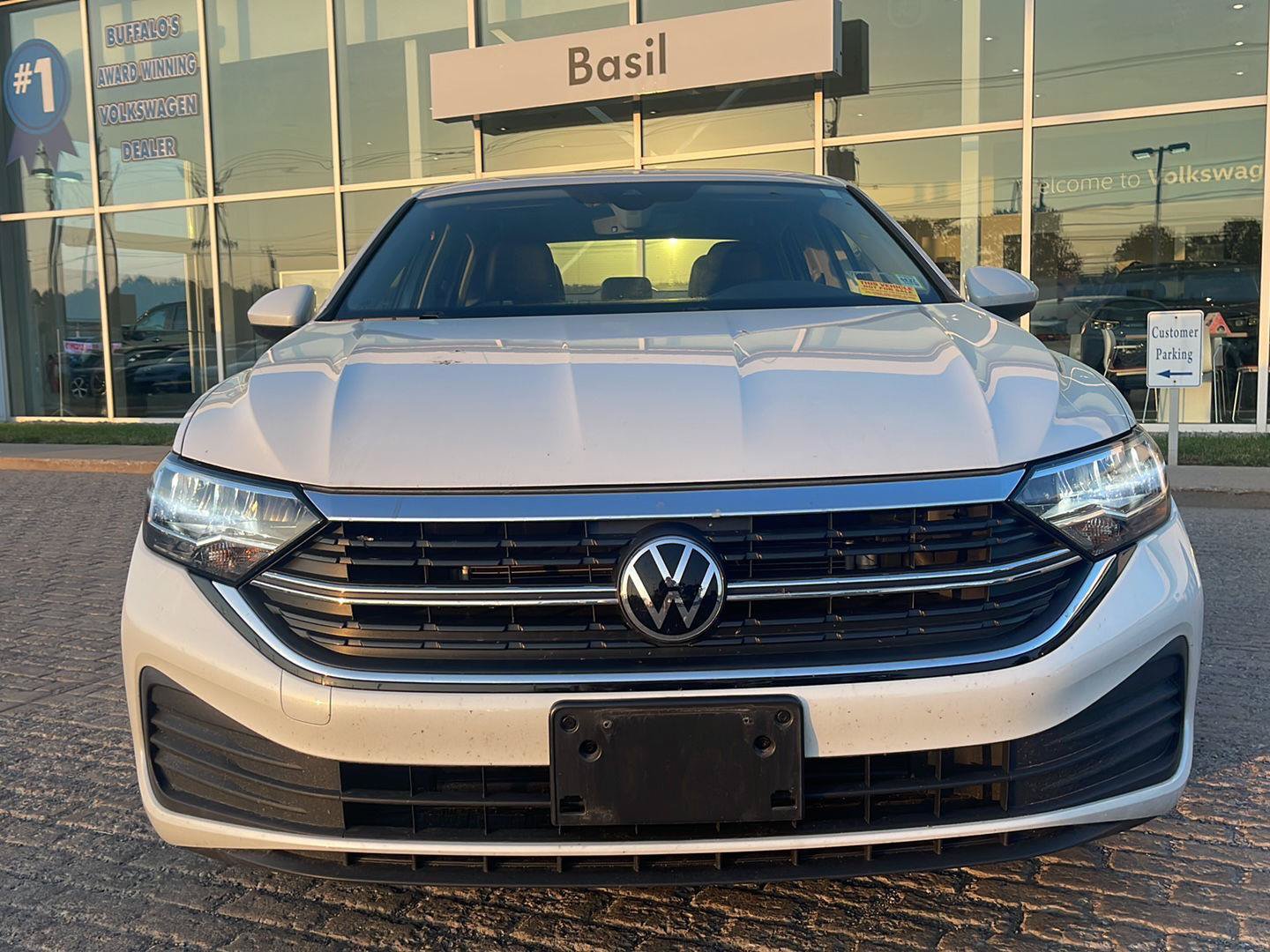 Used 2023 Volkswagen Jetta SE FWD image 2